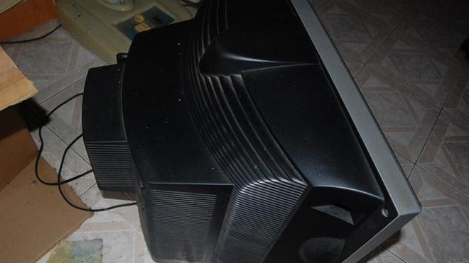 Be trai 2 tuoi chet vi tivi roi trung dau hinh anh