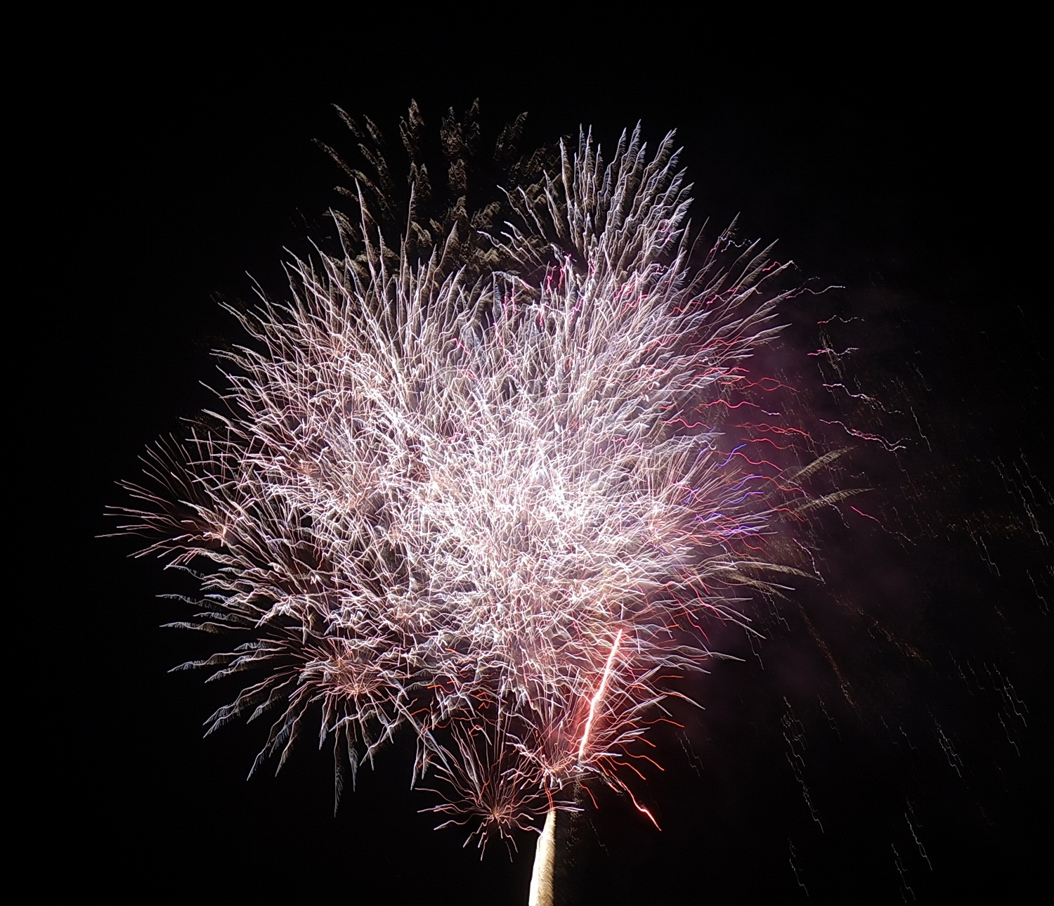 TP.HCM ban phao hoa tam cao mung ngay 30/4 hinh anh