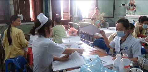 Gia dinh co 2 be sinh doi mac soi, mot be da chet hinh anh