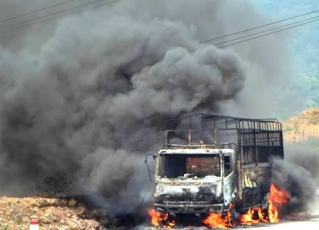 Xe tai vua chay vua boc chay du doi hinh anh