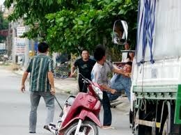 Hai nhom hon chien, mot nguoi chet hinh anh