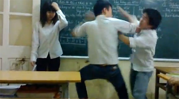 Chong co giao xong vao truong hoc de tra thu cho con hinh anh