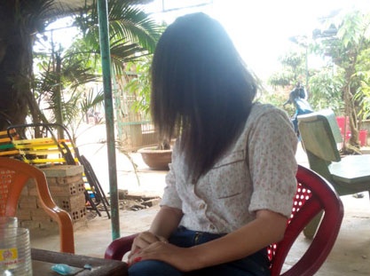 Co gai bi cuong hiep tap the tung bi me 'cam' vao quan hat hinh anh