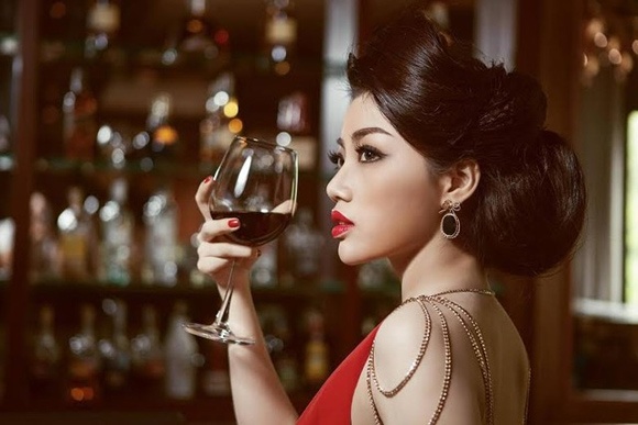 Bên cạnh việc kinh doanh, cô nàng còn tự mình thiết kế và tạo ra những bộ trang phục đẹp mắt. Ngoài ra, cô còn được ngưỡng mộ bởi vẻ đẹp cùng phong cách thời trang thiên về chiều hướng cổ điển.