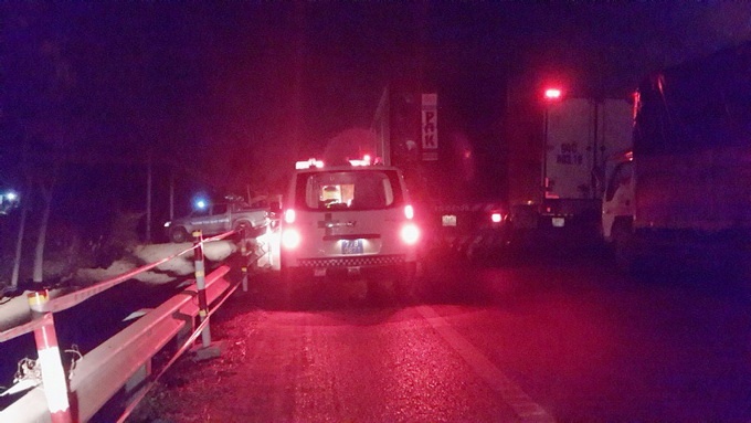 Một xe cứu thương không thể chen vào dòng xe cộ đang kẹt cứng.