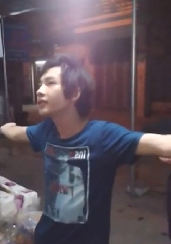 “Mượn rượu tán gái” là một trong những clip hài hước được chú ý nhất trong thời gian qua. Tuy chỉ được quay một cách tình cờ nhưng nó nhanh chóng trở nên nổi tiếng và được dân mạng Việt truyền tay nhau. Chàng trai trong clip này tất nhiên đã trở thành trung tâm chú ý của cộng đồng mạng.