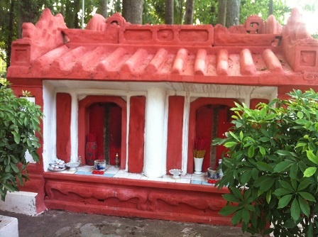 Hai tấm bia chính ghi chép lại thân thế vợ chồng họ Lâm được cho là chủ nhân khu lăng mộ.