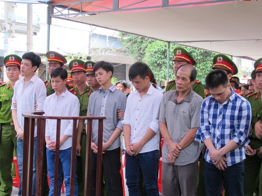 Băng cướp dùng dao đâm xe ôm không gớm tay.