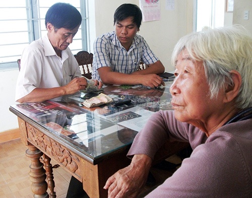 Cu ba om 50 trieu dong di lac trong trang thai lu lan hinh anh