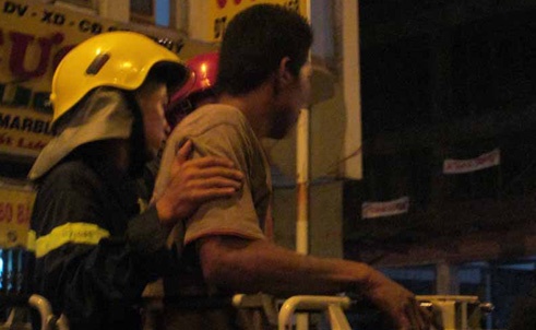 Dùng xe thang đưa kẻ ngáo đá xuống đất.