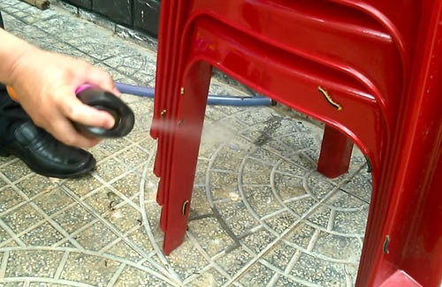 Người dân phun xịt thuốc trừ sâu.