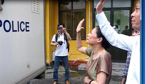 Vợ ông Dương Chí Dũng gửi chiếc hôn gió cho chồng.