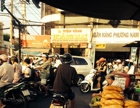 Mot tiem vang o Sai Gon bi canh sat kham xet hinh anh