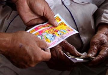 Trung so doc dac, chang cong nhan bo viec, dot bo quan ao cu hinh anh