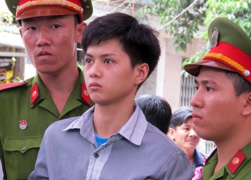 Tu hinh hai ke cam dau bang cuop xe om gay chan dong hinh anh