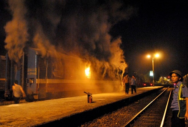 Toa tau cho hang xuat xu tu Trung Quoc boc chay trong dem hinh anh