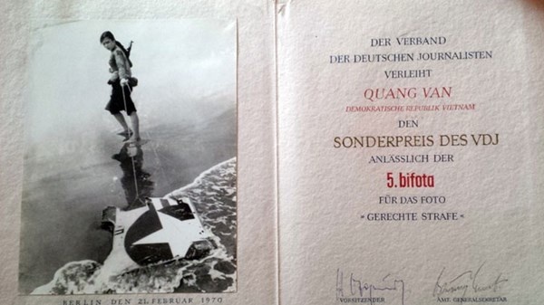 Chứng nhận Giải đặc biệt của Hiệp hội báo chí Đức tặng nghệ sỹ Quang Văn nhân dịp Triển lãm ảnh quốc tế lần thứ 5 tại Berlin cho bức ảnh “Sự trừng phạt đích đáng”.