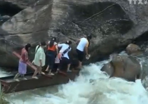 Clip lu cuon troi cau tam Chu Va 6, dan bi co lap hinh anh