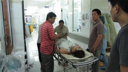 Hung thủ Lê Đình Ngọc Tú được cấp cứu sau khi tự tử.