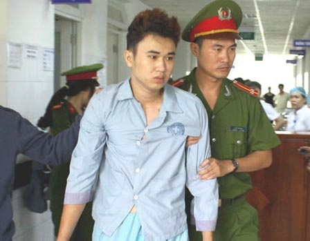 Dẫn giải Lê Đình Ngọc Tú từ bệnh viện về cơ quan công an (nguồn CA ĐN).