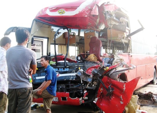 Phần đầu xe 49B-00535 bị nghiền nát