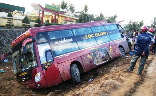 Xe khach tong nhau, 1 nguoi chet, 7 nguoi bi thuong nang hinh anh