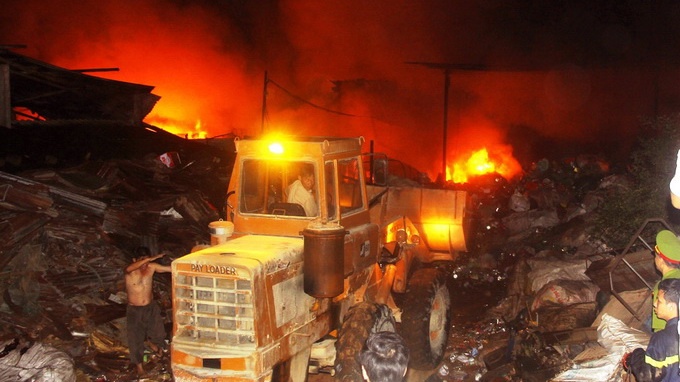 Xe ui tham gia chua chay o kho phe lieu chua nhieu binh gas hinh anh