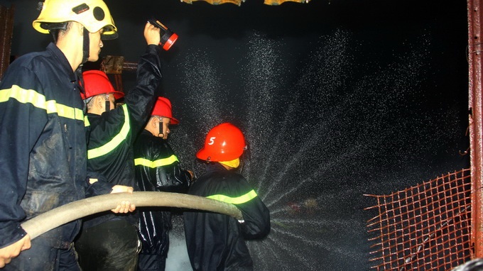 Đến khoảng 4g sáng nay đám cháy mới được khống chế. 