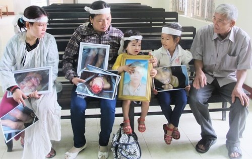 Các công an ở Phú Yên đã tước đi mạng sống của công dân Ngô Thanh Kiều nhưng lại được xử mức án nhẹ hều. Trong ảnh: Người thân anh Kiều ôm di ảnh của anh và hình ảnh thi thể anh cho thấy các công an đã đánh anh rất dã man, tàn bạo.