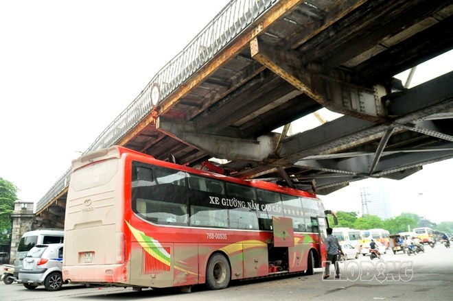 Chiều cao của gầm cầu ở khu vực này là 3m, nhưng chiếc xe khách 2 tầng vượt chiều cao quy định.