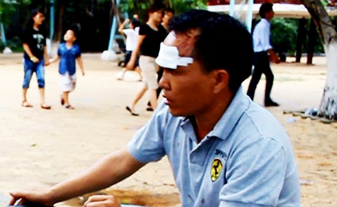 Anh Lê Văn Thời vẫn hoảng loạn sau khi được sơ cứu.