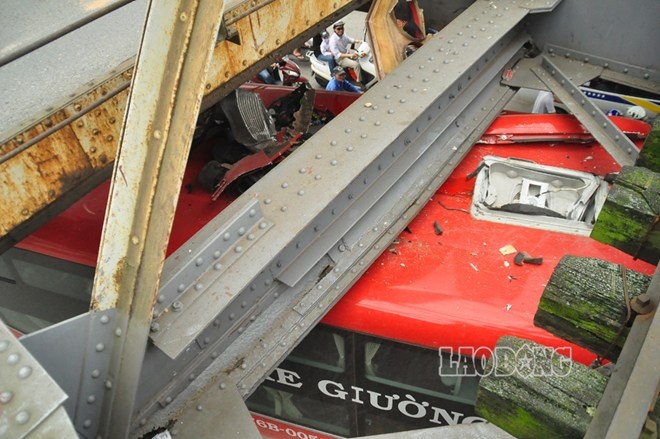 Phần nóc xe bị hư hỏng nặng.