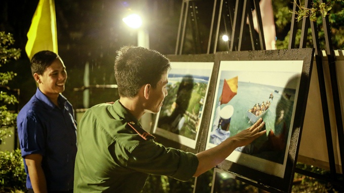 Riêng khu trưng bày “Khoảnh khắc Trường Sa” được chia làm 7 chủ đề nhỏ gồm: Tạm biệt đất liền - Hoạt động của cán bộ, chiến sĩ trên biển, đảo Trường Sa - Hoạt động của các cơ quan trên đảo - Đời sống tâm linh trên đảo - Dân trên đảo - Cây và hoa trên đảo - Đoàn tụ.