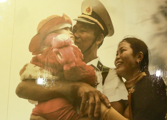 Tác phẩm người lính đoàn tụ với gia đình.