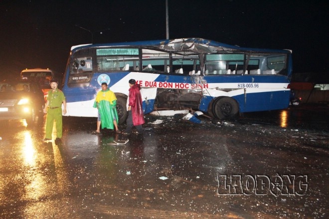 Thân xe khách đưa đón học sinh bị hư hỏng nặng, méo mó sau khi bị đâm trực diện.