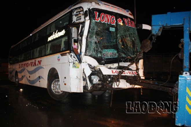 Đầu xe khách Long Vân bị vỡ nát.