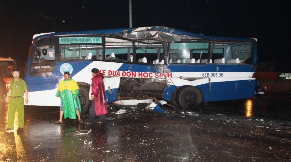 Xe cho 41 nguoi dam truc dien xe dua don hoc sinh hinh anh