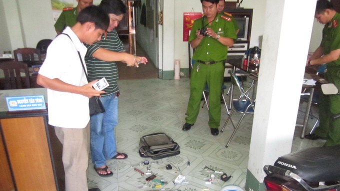 Dot nhap nha dan giua ban ngay, lay trom xe SH hinh anh