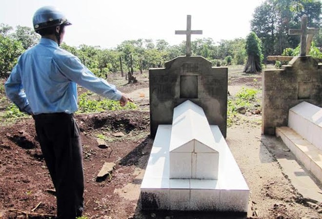 Nghe tin don nham, dao mo cha moi chon hinh anh