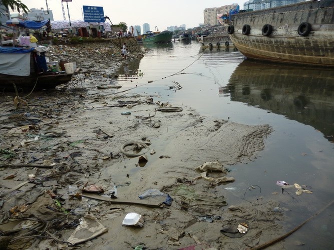  Kênh Tẻ (phường Tân Hưng, quận 7) nằm giữa những khu dân cư lớn nên cũng đã trở thành một dòng kênh “chết”. 
