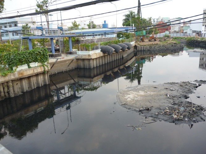 Rạch Ông Buông (đường Kinh Dương Vương, quận 6) cũng là một “nạn nhân” của tình trạng xả thải. 
