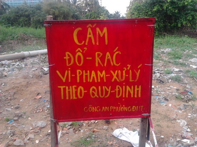Biển báo “Cấm đổ rác” của Công an phường tại kênh Chợ Cầu thuộc đường Quang Trung – Tô Ký (giáp ranh giữa quận Gò Vấp và quận 12). 