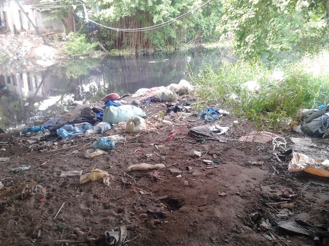 Và bất chấp những biển báo cấm của Công An phường, người dân sống quanh khu vực này vẫn làm cho dòng kênh trở nên tồi tệ hơn.​
