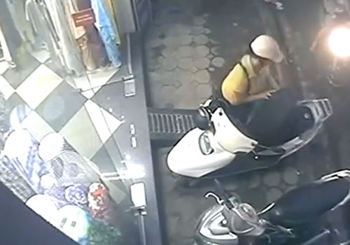 Nguoi phu nu mo cop xe may trom do hinh anh