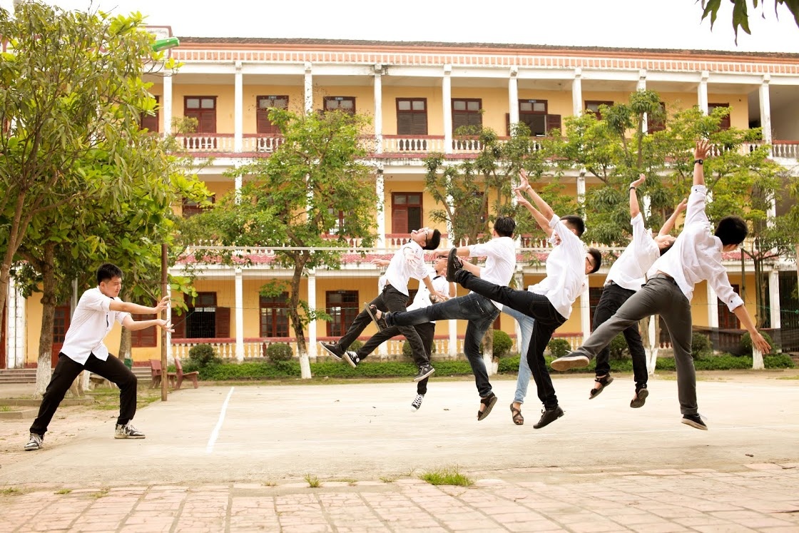 Hoc sinh chuyen Huynh Thuc Khang chia tay mai truong hinh anh