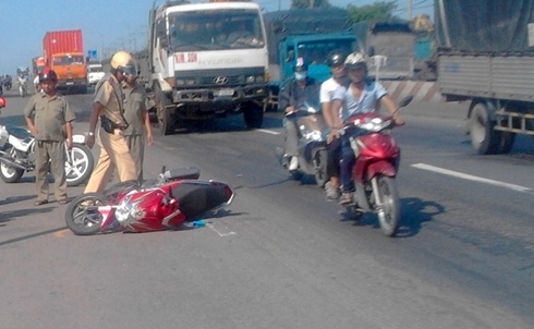 Nam thanh nien bi xe ben can nat ban tay hinh anh