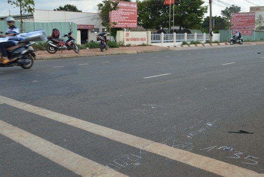 Hiện trường vụ tai nạn khiến chị Tâm tử nạn, anh Hoàng bị thương nặng.