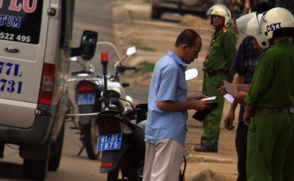 Canh sat trat tu co dong pho nui 'tha bong' nguoi vi pham hinh anh