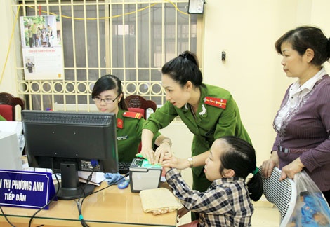 Bo Cong an cho phep dung CMND cat goc de chung thuc hinh anh