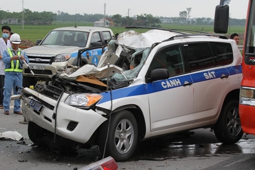 5 CSGT thuong vong do xe canh sat khong kip phanh hinh anh